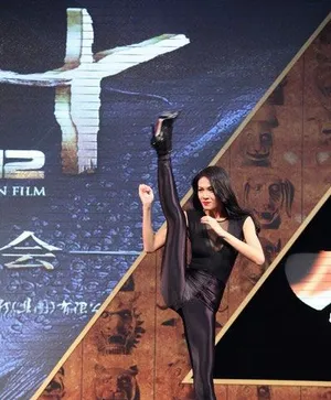 成龙开跑车登台 携龙女郎宣传新片_11