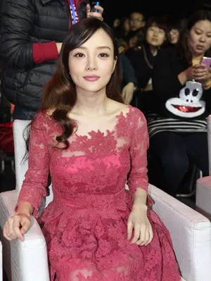 李小璐产后首次捞金 上围暴涨惹成龙喜爱_3