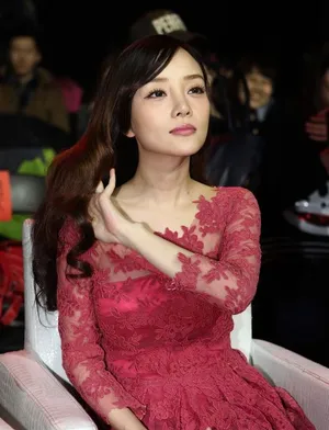 李小璐产后首次捞金 上围暴涨惹成龙喜爱_4