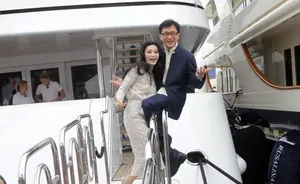 成龙范冰冰绝地逃亡现身戛纳 当众拥抱做宣传