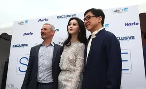 成龙范冰冰绝地逃亡现身戛纳 当众拥抱做宣传_2