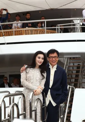 成龙范冰冰绝地逃亡现身戛纳 当众拥抱做宣传_3
