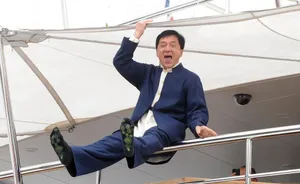 成龙范冰冰绝地逃亡现身戛纳 当众拥抱做宣传_7