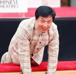 成龙脱袜吻泥变顽童 手足印永留好莱坞_4