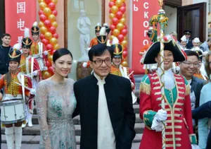 章子怡长裙优雅亮相 牵手成龙坦言欲推广中国功夫_2