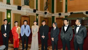 章子怡长裙优雅亮相 牵手成龙坦言欲推广中国功夫_5
