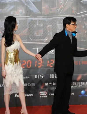 警察故事2013发布会图片 景甜走光遭成龙揩油_3