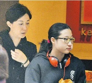 成龙私生女卓林与母亮相 见拍照害羞不已