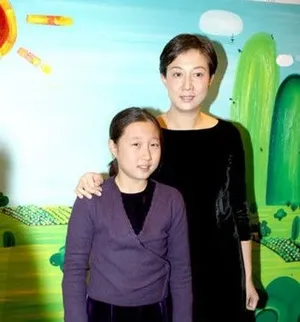 成龙私生女卓林与母亮相 见拍照害羞不已_4