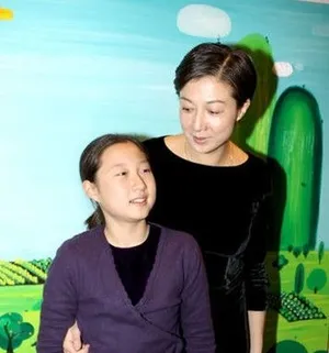 成龙私生女卓林与母亮相 见拍照害羞不已_9