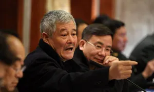 众星参加全国两会现场照 赵本山成龙齐讨论