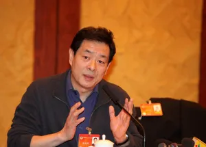 众星参加全国两会现场照 赵本山成龙齐讨论_4
