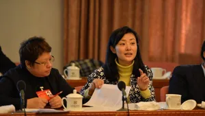 众星参加全国两会现场照 赵本山成龙齐讨论_5