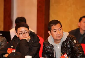 众星参加全国两会现场照 赵本山成龙齐讨论_6