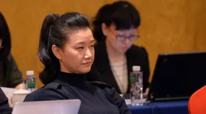 众星参加全国两会现场照 赵本山成龙齐讨论_7