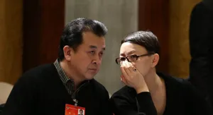 众星参加全国两会现场照 赵本山成龙齐讨论_8