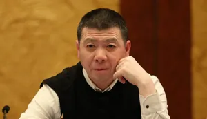 众星参加全国两会现场照 赵本山成龙齐讨论_9