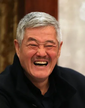 众星参加全国两会现场照 赵本山成龙齐讨论_11