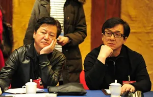 众星参加全国两会现场照 赵本山成龙齐讨论_12