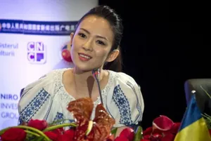 成龙现身电影节 走出儿子吸毒阴霾展笑颜