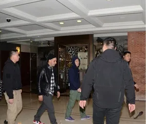 陈冠希现身酒店耍大牌 粉丝亲近却遭动粗图片_2