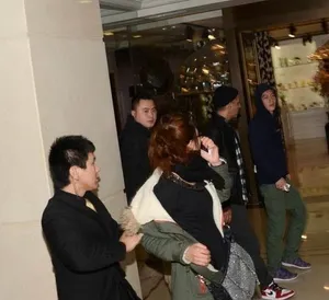陈冠希现身酒店耍大牌 粉丝亲近却遭动粗图片_6