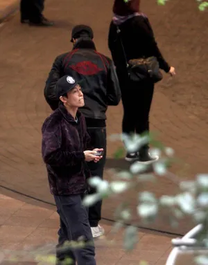 陈冠希潮人打扮与好友上海看房图片_1