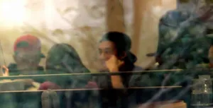 陈冠希潮人打扮与好友上海看房图片_3