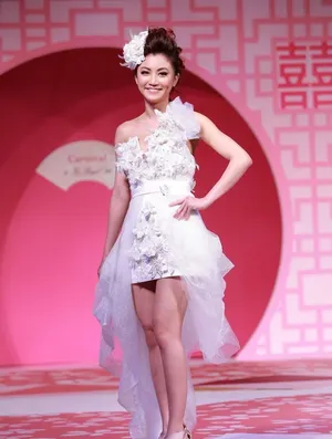 陈冠希前女友黄榕狠挤深沟图 黄榕性感酥胸图片_4