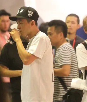 陈冠希开派对狂欢图片 无视艳照门千万债款_4
