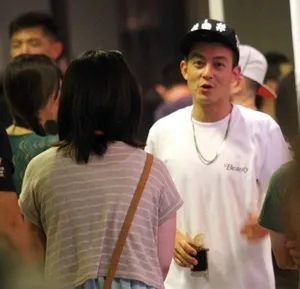 陈冠希开派对狂欢图片 无视艳照门千万债款_5