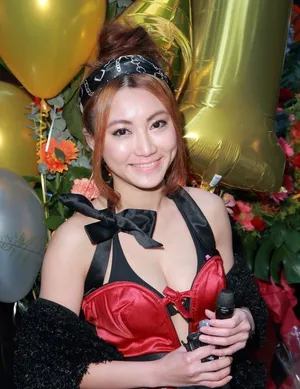 陈冠希前女友黄榕亮相 酥胸半露谈感情 性感迷人_3
