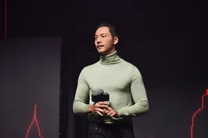 陈伟霆抹茶绿紧身衣出席活动写真图片_2