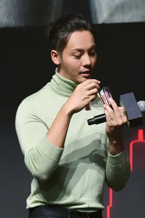陈伟霆抹茶绿紧身衣出席活动写真图片_3