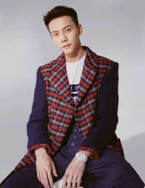陈伟霆时尚杂志封面图片：简约的时尚帅气