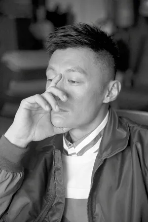 余文乐慵懒休闲杂志封面写真图片_6