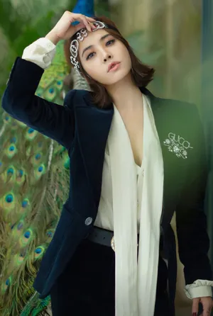 蔡依林丝绒西装酷美写真图片_3