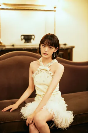 文淇性感露肩裙写真图片