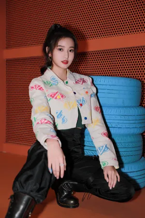 陈昕葳印花衫轻甜写真图片