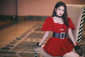陈昕葳红色短裙性感写真图片