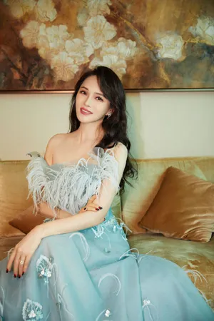 伊能静羽毛裙性感写真图片第1张