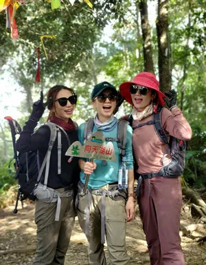 SHE三人合体相约登山美照图片