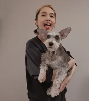 杨丞琳宽松卫衣娇俏可爱美照图片_1