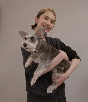 杨丞琳宽松卫衣娇俏可爱美照图片_3