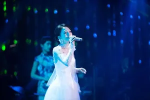 美女明星张韶涵舞台透视优美写真_3