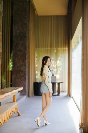 气质美女陈昕葳甜美图片写真_4