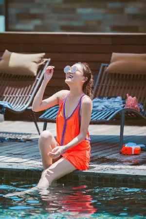 性感美女应采儿泳装妩媚优雅写真_2