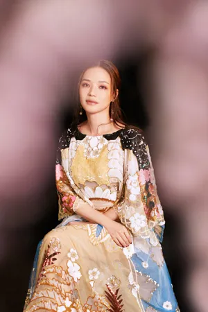 舒淇印花长裙明媚优雅写真图片
