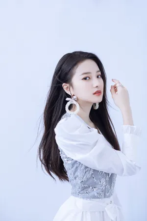 陈昕葳白裙纯洁素雅写真图片_5