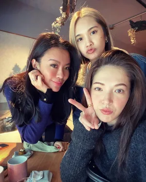 杨丞琳捧脸剪刀手俏皮靓丽机场照图片_2